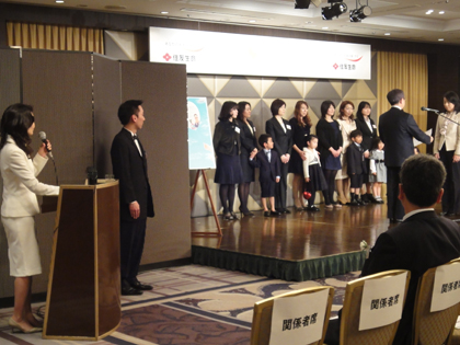 佐藤義雄社長から賞状が手渡されました