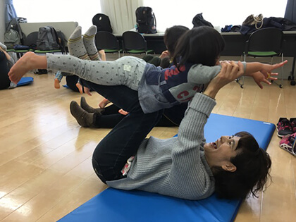 >「おやこみゅからだであそぼ」